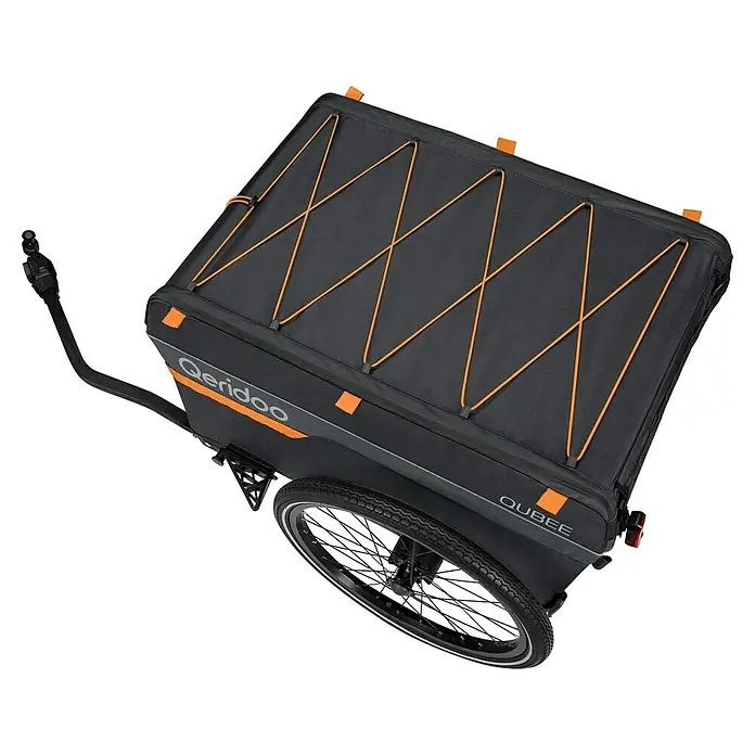 Qeridoo Fahrradanhänger Qubee L - Max. zulässiges Gesamtgewicht: 50 kg, grau, 130 l - Der Qeridoo Qubee Fahrradanhänger in Schwarz und Orange mit einem einzelnen Rad und Gummizug.