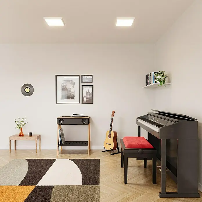 Alverlamp Downlight LED empotrable - 30 W, L x An x Al: 30 x 30 x 3,2 cm, Blanco cálido - Salón con piano digital, guitarra, tocadiscos y alfombra colorida. Decoración moderna y luminosa con instrumentos musicales.