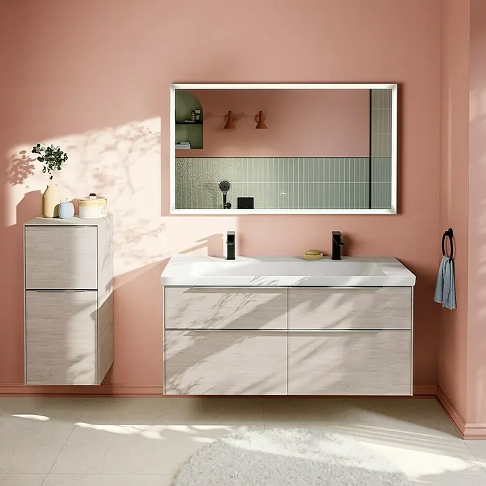 Villeroy & Boch Subway 3.0 Lichtspiegel - 130 x 75 cm, BiColour - Doppelwaschtisch mit hellen Holzschränken, weißer Arbeitsplatte und schwarzen Armaturen, dazu ein passender hoher Badschrank in einem modernen Bad.