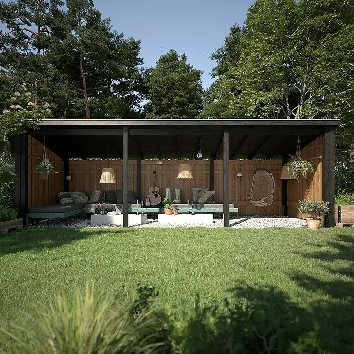 Plus Gartenhaus Multi Nordic - Außenmaß inkl. Dachüberstand (B x T): 650 x 240 cm, Holz, Offen inkl. H-Pfostenanker, Dachpappe und Aluleisten - Eine hölzerne Outdoor-Pergola mit dunklem Rahmen, hellen Holzpaneelen, Polstersitzen und Kiesboden, in einem sonnigen Garten.