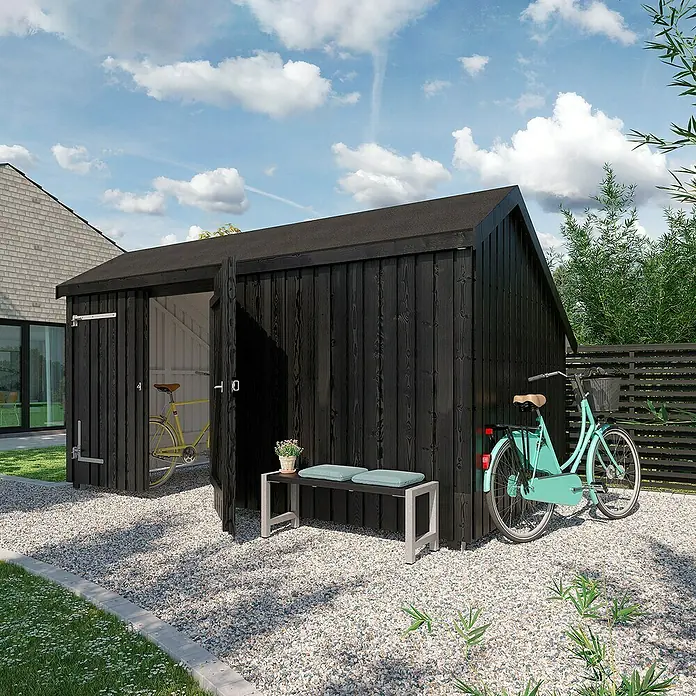Plus Gartenhaus Multi - Außenmaß inkl. Dachüberstand (B x T): 446 x 266 cm, Holz, Natur, Geschlossen inkl. H-Pfostenanker, Dachpappe und Aluleisten - Schwarzer Holzgartenschuppen mit Giebeldach, zwei offenen Türen, kleiner Bank und Fahrrädern auf einem Kiesweg.