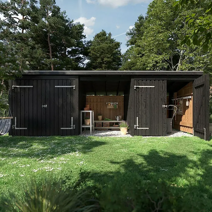 Plus Gartenhaus Nordic Multi (3 Module) - Außenmaß inkl. Dachüberstand (B x T): 650 x 240 cm, Holz, Halboffen ( 2 Doppeltüren) - Schwarzer Holzgartenhaus mit offenem Mittelteil zum Gärtnern und Lagern, in einem grünen Garten.