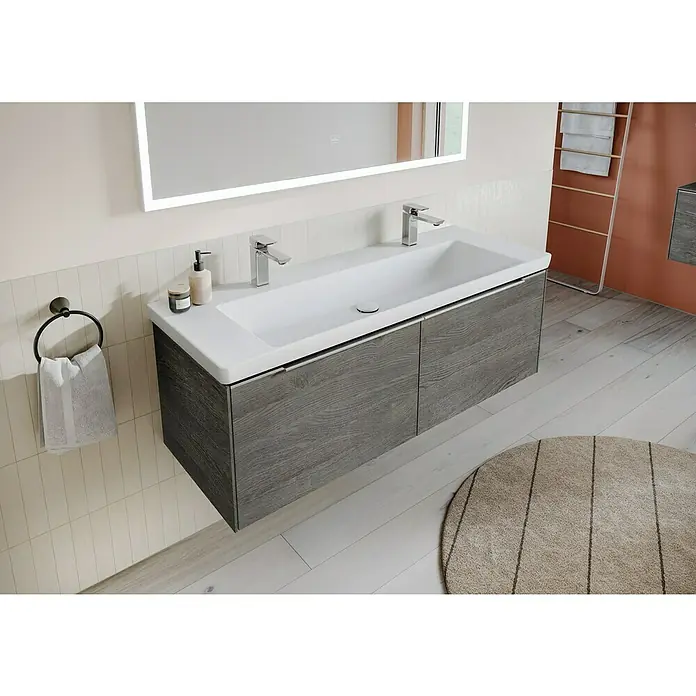 Villeroy & Boch Subway 3.0 Aufsatzwaschbecken - Ohne Spezialglasur, Ohne Überlauf, Weiß Alpin, Höhe: 17 cm, Anzahl Hahnlöcher: 2 - Ein grauer Doppelwaschtisch aus Holz mit zwei Chromarmaturen und einem weißen Waschbecken in einem modernen Badezimmer.