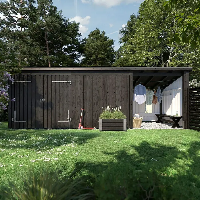 Plus Gartenhaus Nordic Multi (3 Module) - Außenmaß inkl. Dachüberstand (B x T): 650 x 240 cm, Holz, Halboffen inkl. Dachpappe und Aluleisten (1 offenes Modul) - Schwarzer Holzgarten-Schuppen mit offenem Bereich zum Wäschetrocknen, in einem grünen Garten.