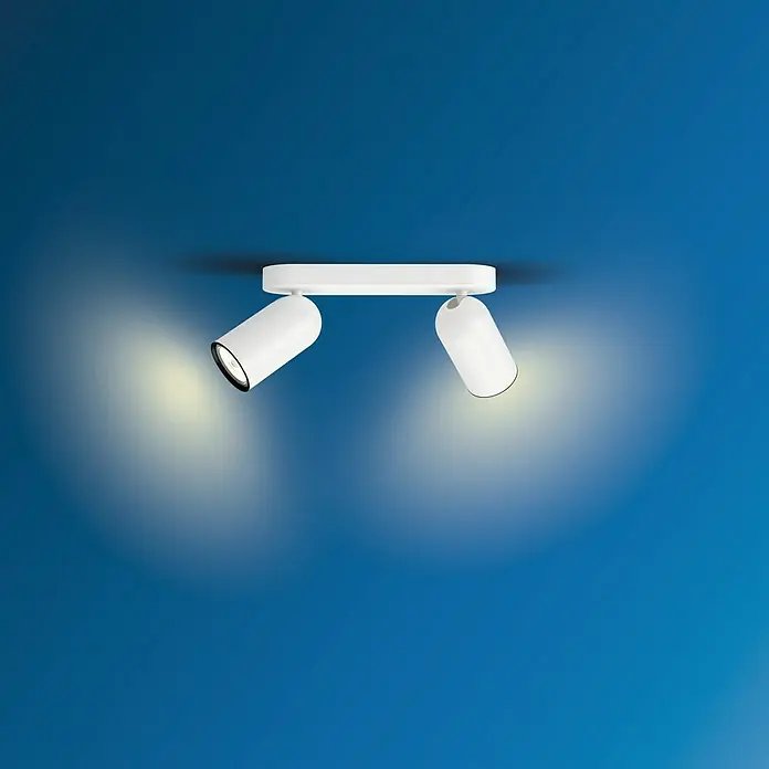 Philips Regleta Pongee - 10 W, L x An x Al: 8,2 x 24 x 12,2 mm, Blanco, GU10, 2 ud. - Lámpara de techo con dos focos blancos, proyectando la luz eficazmente en la pared azul, creando un ambiente moderno.