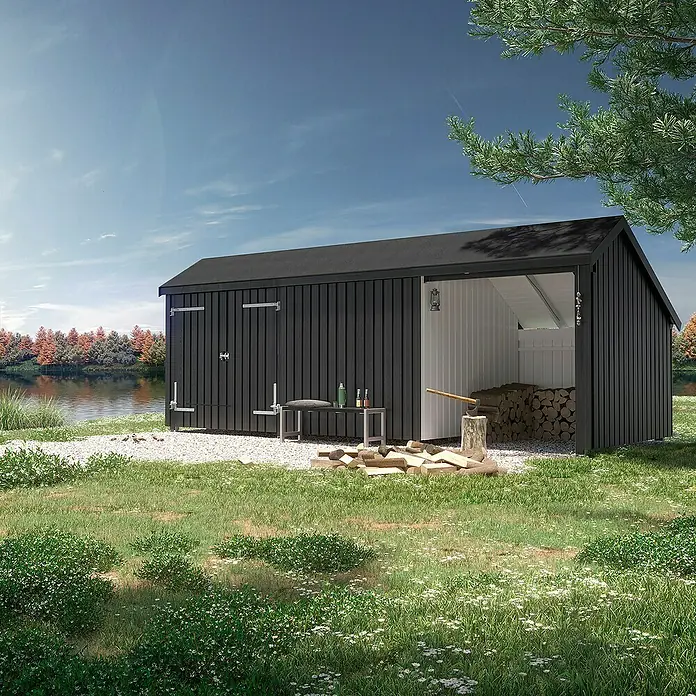 Plus Gartenhaus Multi - Außenmaß inkl. Dachüberstand (B x T): 650 x 266 cm, Holz, Natur, Halboffen inkl. Dachpappe und Aluleisten (1 offenes Modul) - Moderner schwarzer Holzschuppen am See mit überdachtem Bereich und gestapeltem Brennholz in natürlicher Umgebung.