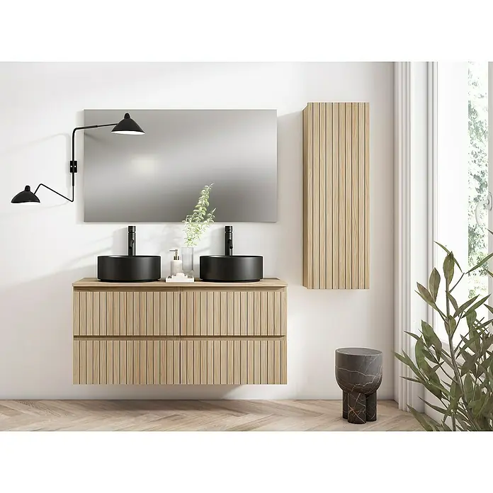 Armario colgante de baño de baño Stripes - An x Pr x Al: 35 x 25 x 110 cm, Roble boreal - Interior de baño moderno con mueble de lavabo de madera, lavabos sobre encimera negros y espejo.