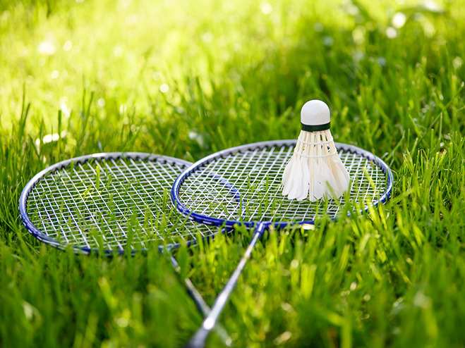 badminton-rackets-in-gras
