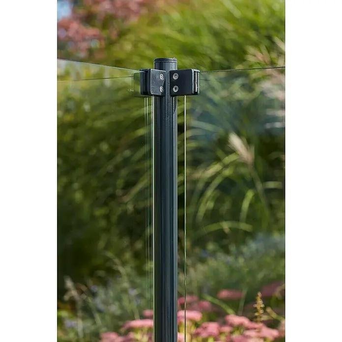 Plus Sichtschutzzaun für runde Pfosten - 90 x 91 cm, Transparent, 8,7 mm - Nahaufnahme eines Glaszaunpfostens im Freien, der die Details der Befestigungen und die Klarheit des Glases hervorhebt.
