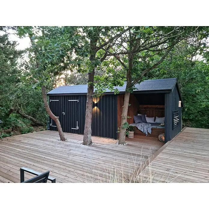 Plus Gartenhaus Multi - Außenmaß inkl. Dachüberstand (B x T): 650 x 266 cm, Holz, Natur, Halboffen inkl. H-Pfostenanker, Dachpappe und Aluleisten (1 offenes Modul) - Schwarzer Gartenschuppen mit gemütlichem Holz-Sitzbereich und Terrasse, umgeben von Bäumen und Grün.