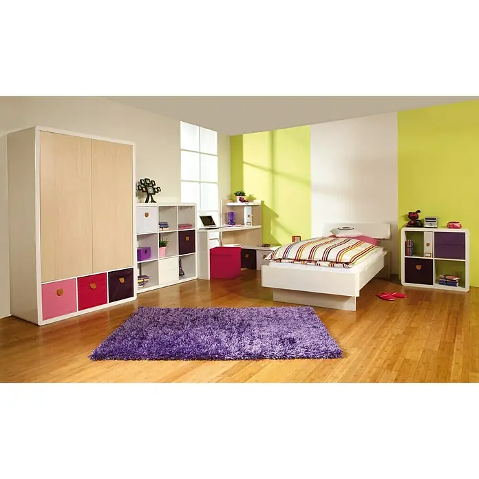 Phönix Beistelltisch Prana - L x B x H: 35 x 42,7 x 42,7 cm, Weiß - Ein helles Kinderzimmer mit einem großen Kleiderschrank, Regalen, Schreibtisch und Bett mit farbenfroher Bettwäsche und einem lila Teppich.