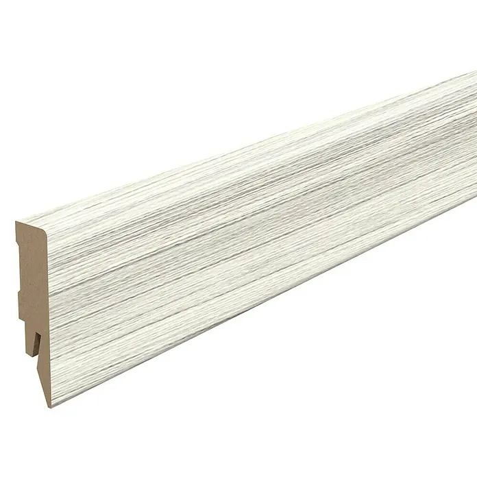 Egger Sockelleiste Cubical L536 Zermatt Eiche hell - 240 cm x 14 mm x 58 mm, MDF - Nahaufnahme einer weißen Sockelleiste mit Holzmaserung, ideal für stilvolle Übergänge zwischen Wand und Boden.