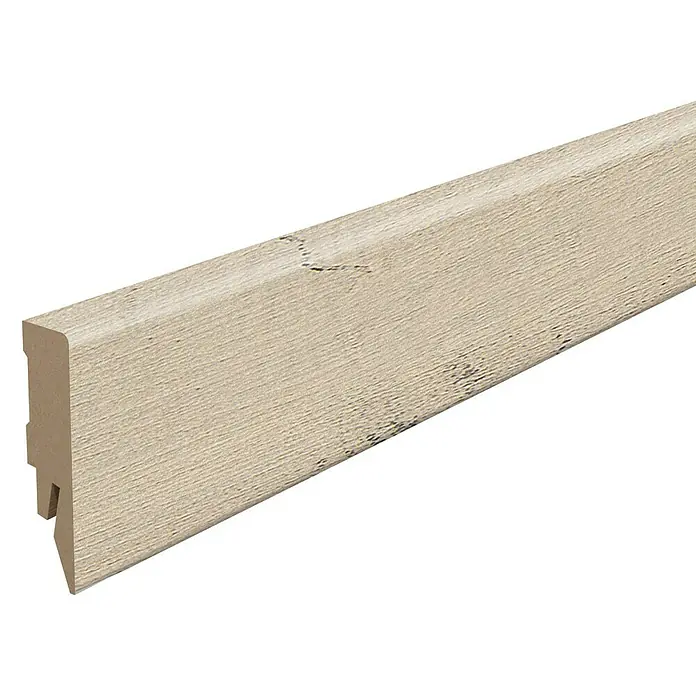 Egger Sockelleiste Cubical L355 Dimas Wood bunt - 240 cm x 14 mm x 58 mm, MDF - Detailaufnahme einer beigen Holzverkleidung mit markanter Maserung und Schattenwurf auf schwarzem Hintergrund.