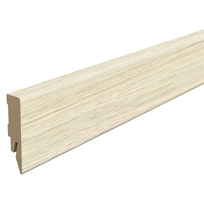 Egger Sockelleiste Cubical L615 Victoria Eiche weiss - 240 cm x 14 mm x 58 mm, MDF - Ein hellbeiges Sockelleistenprofil mit Holzmaserung, ideal für den Innenausbau und zur stilvollen Abdeckung von Bodenübergängen.