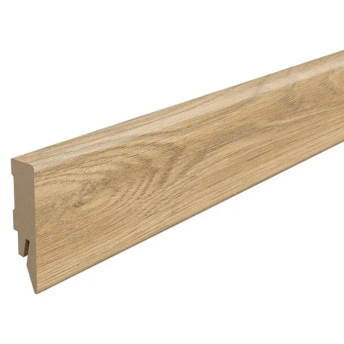 Egger Sockelleiste Cubical L584 Charlotte Eiche natur - 240 cm x 14 mm x 58 mm, MDF - Ein detailreiches Bild einer hellbraunen Fußleiste mit Holzstruktur, ideal für moderne Innenräume.
