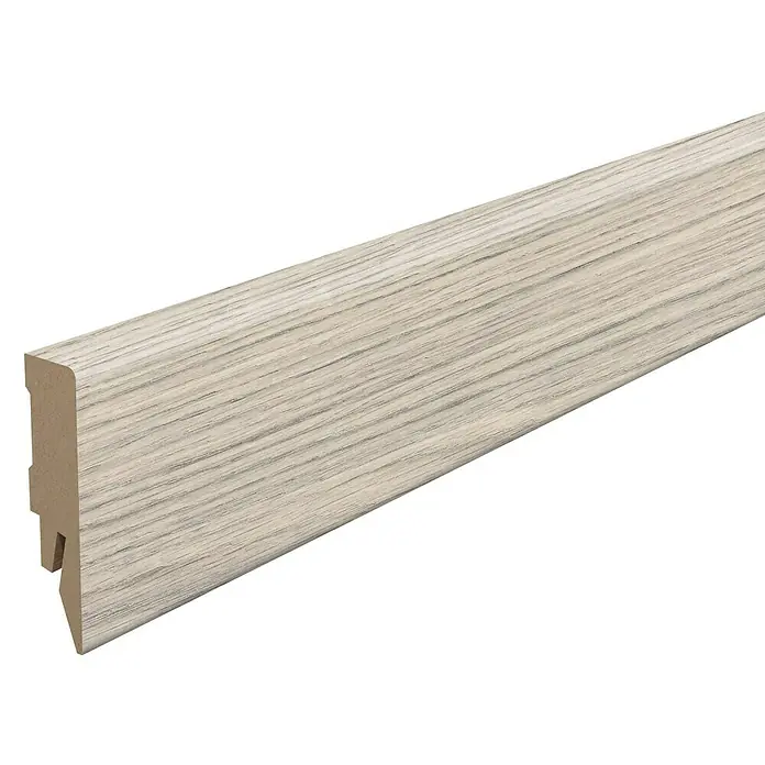 Egger Sockelleiste Cubical L611 Berdal Eiche grau - 240 cm x 14 mm x 58 mm, MDF - Nahaufnahme einer hellen Holzfußleiste mit feiner Maserung, ideal für moderne Innenräume und als Übergang zwischen Wand und Boden.