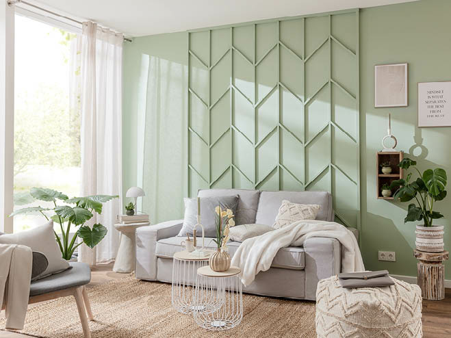 Helles Wohnzimmer mit DIY Fischgrät Muster an der Wand, gestrichen in Mintgrün