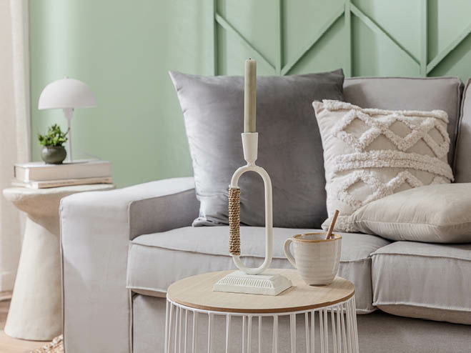 Graue Couch mit Beistelltischen und Deko 