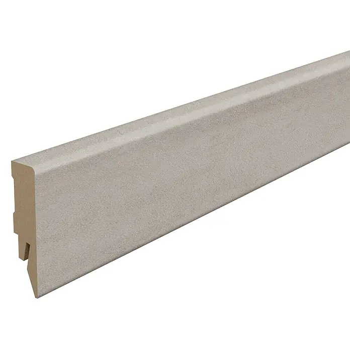 Egger Sockelleiste Cubical L598 Chromix silber - 240 cm x 14 mm x 58 mm, MDF - Ein einzelner Sockelleistenabschnitt in neutralem Farbton, der die schlichte Eleganz für jeden Raum hervorhebt.
