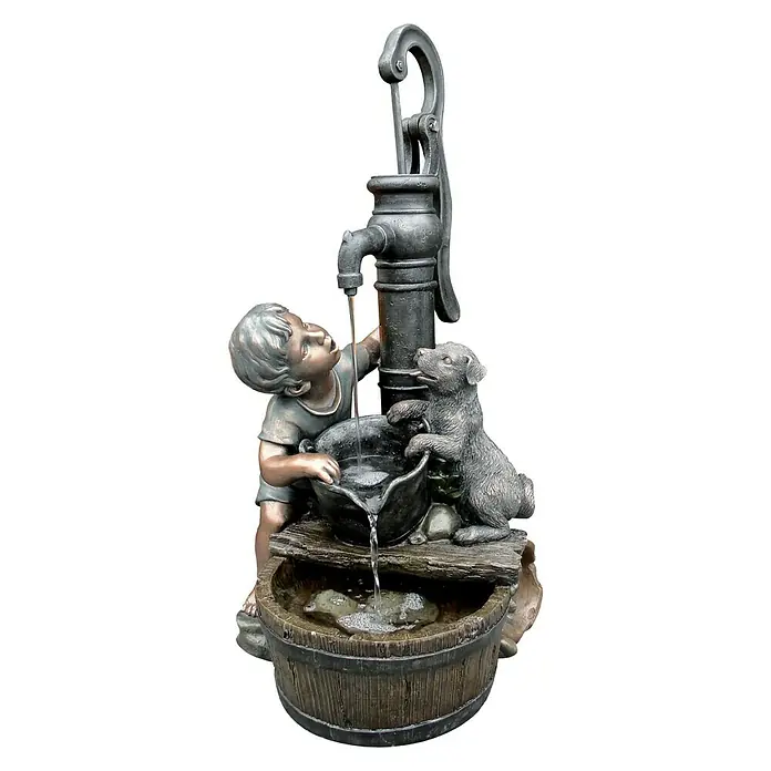 Ubbink AcquaArte Gartenbrunnen Regina - 38 x 40,5 x 77 cm, Kunststoff, Grau, Braun - Detailaufnahme eines Gartenbrunnen mit Junge und Hund, der das Wasser aus einer Pumpe in ein Fass leitet, eine bezaubernde Gartendekoration.