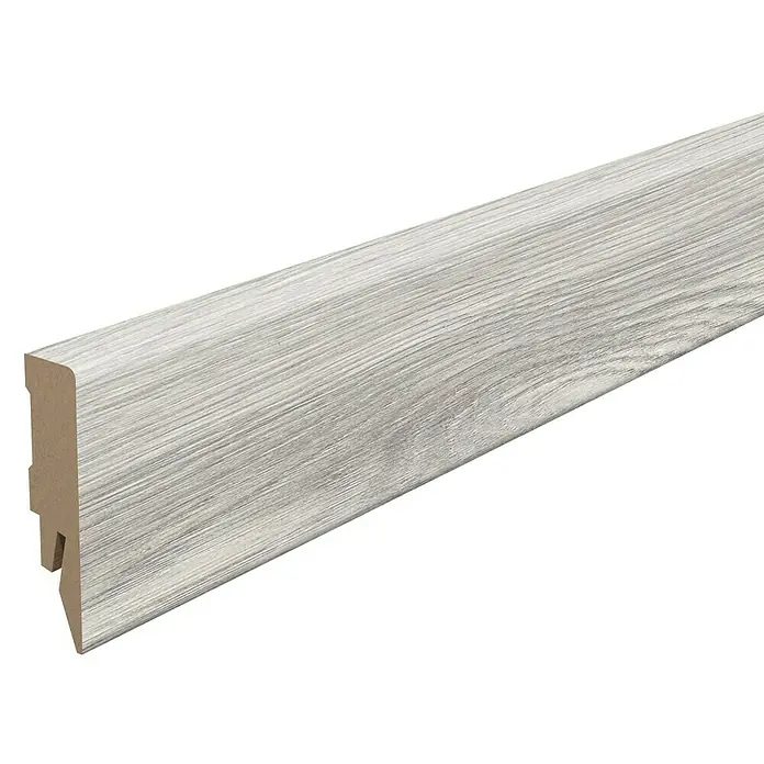 Egger Sockelleiste Cubical L583 Charlotte Eiche hellgrau - 240 cm x 14 mm x 58 mm, MDF - Eine einzelne, graue Fussleiste mit Holzstruktur vor einem neutralen Hintergrund. Ideal für Bodenabschlüsse und Innenausbau.