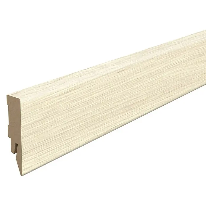 Egger Sockelleiste Cubical L628 Halifax Eiche creme - 240 cm x 14 mm x 58 mm, MDF - Hellbeige Sockelleiste in schräger Ansicht, die die Holzmaserung und das Profil für eine stilvolle Bodenrandgestaltung hervorhebt.