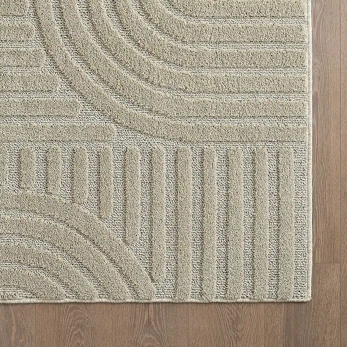 Kurzflorteppich Art - Beige, 150 x 80 cm, 100 % Polypropylen - Detailaufnahme eines beigen Teppichs mit abstraktem Muster auf Holzboden, das Design ist modern und einladend.