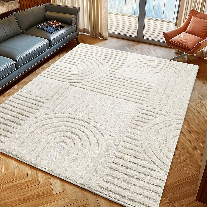 Kurzflorteppich Art - Creme, 230 x 160 cm, 100 % Polypropylen - Ein weicher, rechteckiger Teppich in Elfenbeinweiß mit einem modernen geometrischen Design liegt auf einem Holzboden.