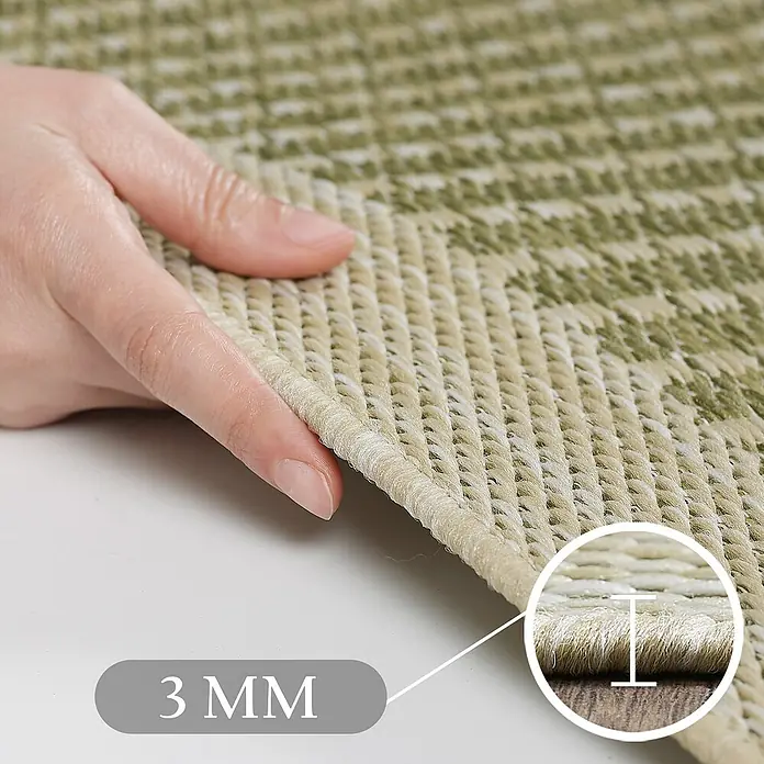 Outdoor-Teppich Giza 1410 - Grün, 170 x 120 cm, 100 % Polypropylen - Dünner gewebter Teppich in Grün und Beige, zeigt 3mm Florhöhe, von einer Hand berührt.