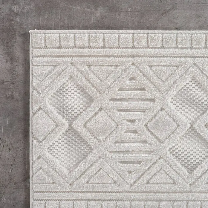 Kurzflorteppich Doha 1652 - Creme, 170 x 120 cm, 100 % Polypropylen - Detailaufnahme eines beigen Teppichs mit geometrischem Muster. Das Design umfasst Quadrate, Dreiecke und Linien für einen eleganten Look.