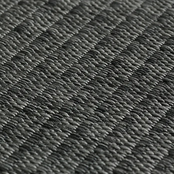 Outdoor-Teppich Giza 1410 - Schwarz, Durchmesser: 200 cm, 100 % Polypropylen - Nahaufnahme eines grauen Teppichs mit diagonaler Webstruktur, die die Textur und das Muster hervorhebt.