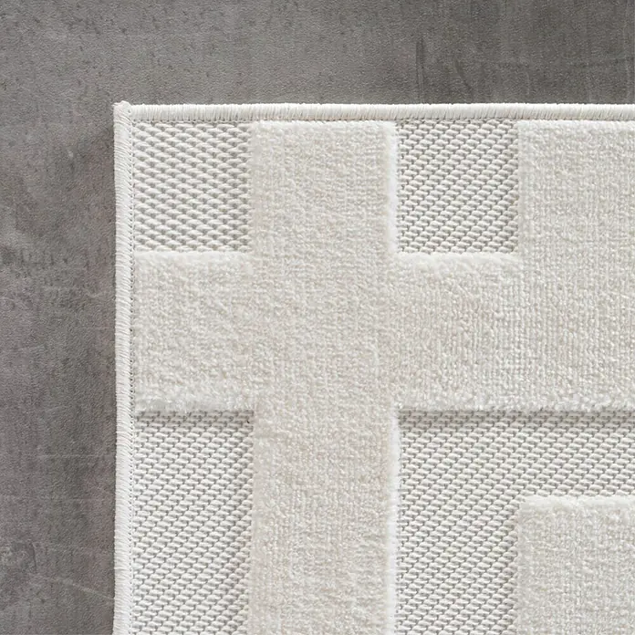 Kurzflorteppich Doha 1656 - Creme, 150 x 80 cm, 100 % Polypropylen - Nahaufnahme eines weißen Teppichs mit geometrischem Muster.