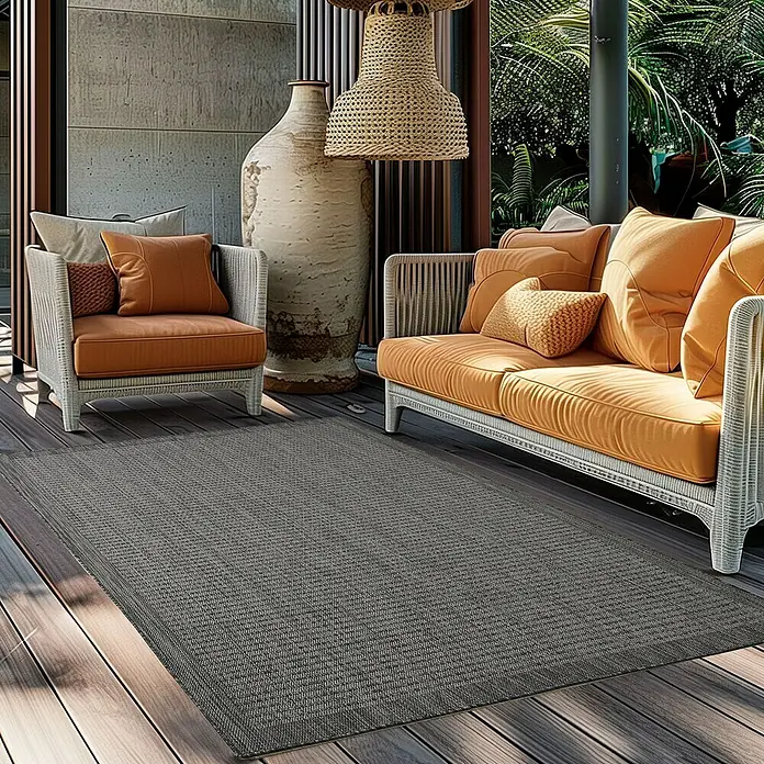 Outdoor-Teppich Giza 1410 - Schwarz, 100 x 60 cm, 100 % Polypropylen - Der graue Teppich liegt auf einer Holzterrasse mit Outdoor-Möbeln. Er bietet Komfort und Stil im Freien.