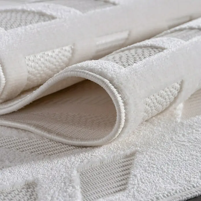 Kurzflorteppich Doha 1655 - Creme, 370 x 280 cm, 100 % Polypropylen - Nahaufnahme eines weißen Teppichs mit strukturiertem Muster, der Weichheit und elegantes Design vereint.