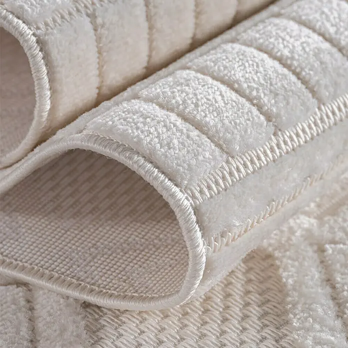 Kurzflorteppich Doha 1652 - Creme, 170 x 120 cm, 100 % Polypropylen - Detailaufnahme einer beigen Badematte mit weicher Oberfläche und dekorativen Rillen, die Komfort und Stil vereint.