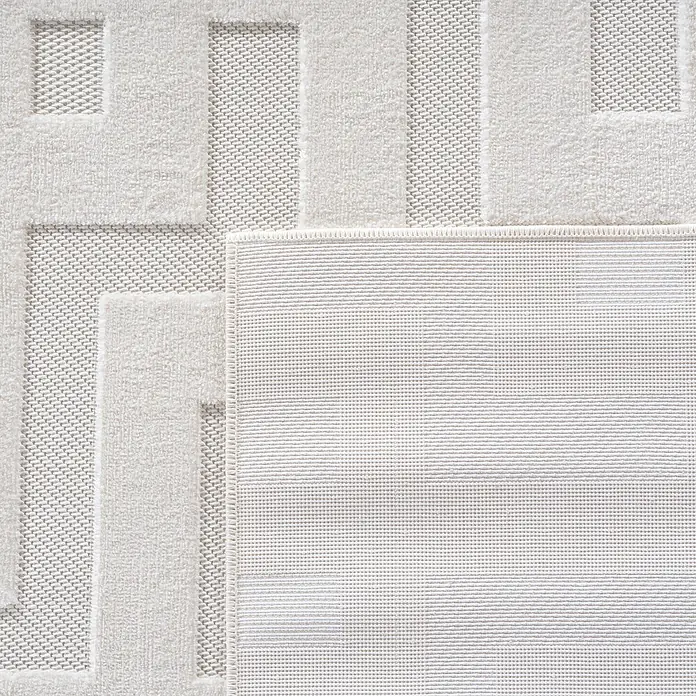 Kurzflorteppich Doha 1656 - Creme, 150 x 80 cm, 100 % Polypropylen - Nahaufnahme eines weißen Teppichs mit geometrischen Mustern und einer schlichten, gewebten Rückseite, ideal für moderne Interieurs.
