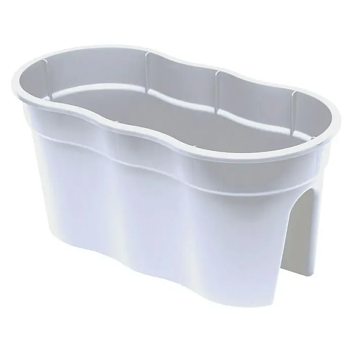 KHW Geländerkasten Flowerclip XL - Außenmaß (L x B x H): 57,5 x 27,7 x 27,5 cm, Kunststoff, Weiß - Nahaufnahme eines weißen Geländertopfes aus Kunststoff. Der Topf hat eine geschwungene Form und eine Aussparung zur Befestigung am Geländer.