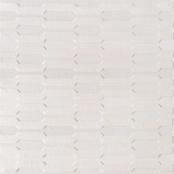 Kurzflorteppich Doha 1654 - Creme, 340 x 240 cm, 100 % Polypropylen - Ein Nahaufnahme eines eleganten, weißen Stoffes mit einem subtilen, geometrischen Muster, ideal für Textilien und Innenausstattung.