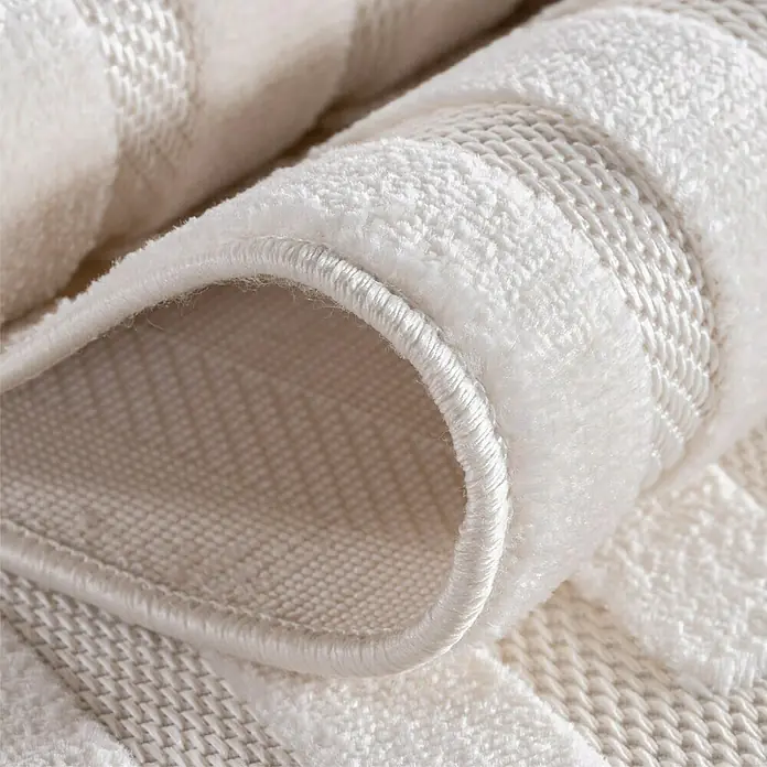 Kurzflorteppich Doha 1653 - Creme, 370 x 280 cm, 100 % Polypropylen - Nahaufnahme einer cremefarbenen Badematte mit dekorativer Bordüre, die Textur und Detail hervorhebt.