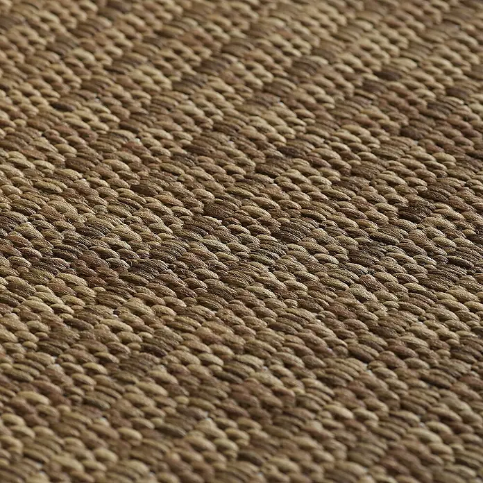 Outdoor-Teppich Giza 1410 - Braun, 170 x 120 cm, 100 % Polypropylen - Nahaufnahme eines gewebten Teppichs aus Sisal in warmen Brauntönen, der die Textur und das natürliche Material hervorhebt.