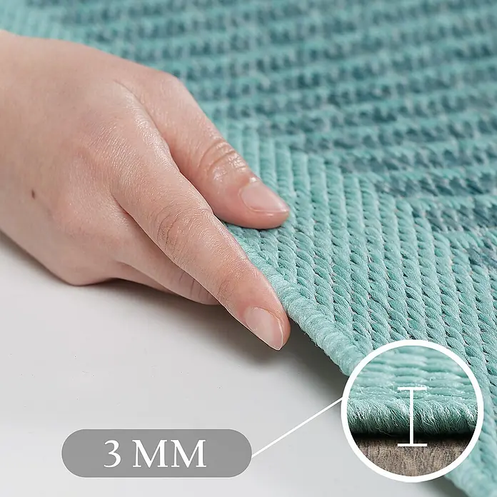 Outdoor-Teppich Giza 1410 - Blau, 200 x 140 cm, 100 % Polypropylen - Hand berührt eine 3mm dicke, gewebte türkise Matte, die ihre Textur und ihr schlankes Profil zeigt.