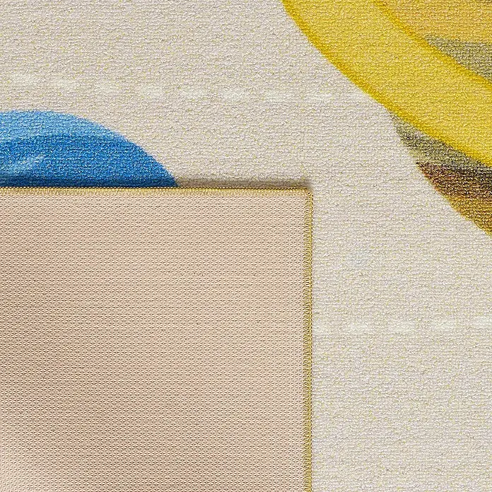 Kinderteppich Play 2019 - Beige, 150 x 100 cm, 100 % Polypropylen - Nahaufnahme eines Teppichs mit geometrischen Mustern in Blau- und Gelbtönen, die eine moderne Ästhetik bieten.