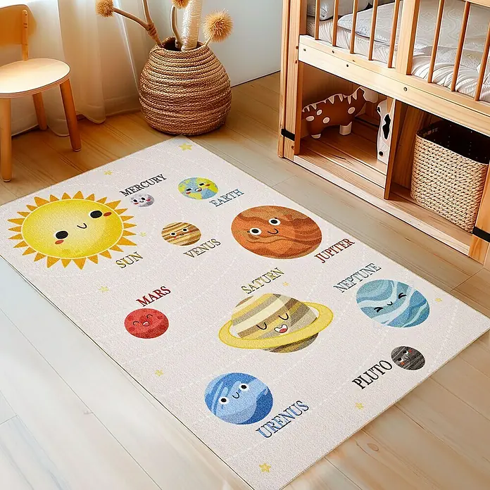 Kinderteppich Play 2019 - Beige, 230 x 160 cm, 100 % Polypropylen - Teppich mit dem Sonnensystem-Motiv für Kinderzimmer, der die Planeten und die Sonne zeigt.