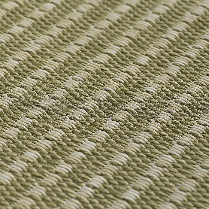 Outdoor-Teppich Giza 1410 - Grün, 170 x 120 cm, 100 % Polypropylen - Nahaufnahme eines gewebten Teppichs mit grün-beigem Muster. Die Textur ist detailliert und zeigt die Webart des Teppichs.