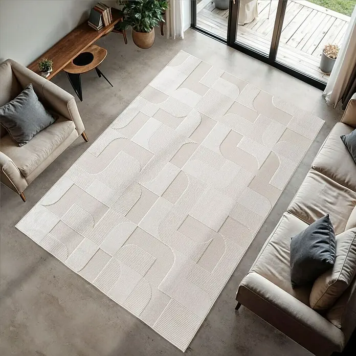 Kurzflorteppich Doha 1651 - Creme, 150 x 80 cm, 100 % Polypropylen - Ein eleganter, cremefarbener Teppich mit einem geometrischen Muster liegt in einem modern eingerichteten Wohnzimmer. Der Teppich verbindet die Möbel stilvoll.
