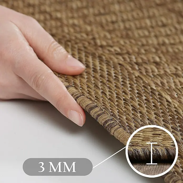 Outdoor-Teppich Giza 1410 - Braun, 170 x 120 cm, 100 % Polypropylen - Braune gewebte Matte mit Hand, die die 3 mm Dicke zeigt.