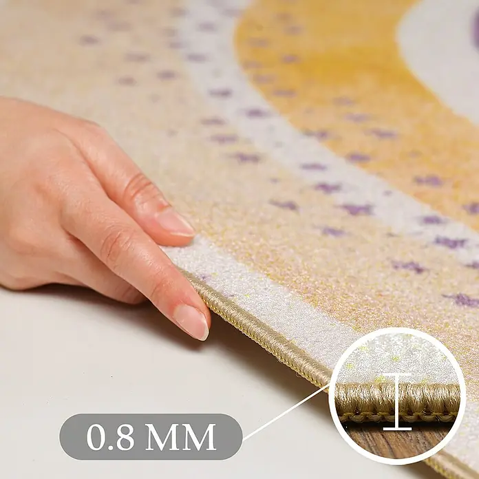 Kinderteppich Play 2018 - Creme, 170 x 120 cm, 100 % Polypropylen - Dünner, bunter Teppich mit regenbogenartigem Muster und lila Akzenten, 0,8 mm dick, gezeigt von einer Hand.