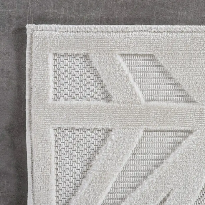 Kurzflorteppich Doha 1655 - Creme, 370 x 280 cm, 100 % Polypropylen - Detailansicht eines beigen Teppichs mit geometrischen Mustern, der eine stilvolle Textur und ein modernes Design zeigt.