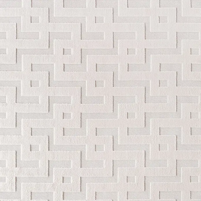 Kurzflorteppich Doha 1656 - Creme, 150 x 80 cm, 100 % Polypropylen - Nahaufnahme einer strukturierten, weißen Tapete mit einem geometrischen Muster, die eine subtile Eleganz für jeden Raum bietet.