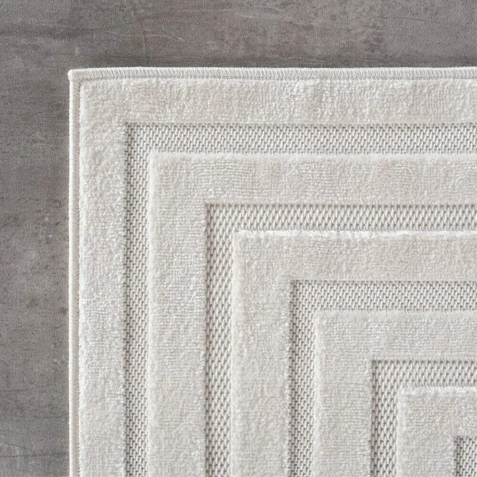 Kurzflorteppich Doha 1653 - Creme, 370 x 280 cm, 100 % Polypropylen - Nahaufnahme eines stilvollen, cremefarbenen Teppichs mit einem modernen geometrischen Muster und einer weichen Textur.